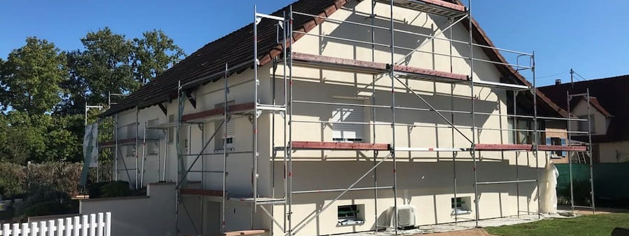 LOCATION_POSE_ECHAFAUDAGES4 2000X750 | CRÉPI STYLE Quels types d’échafaudages sont adaptés aux rénovations de façades ? Illkirch-Graffenstaden