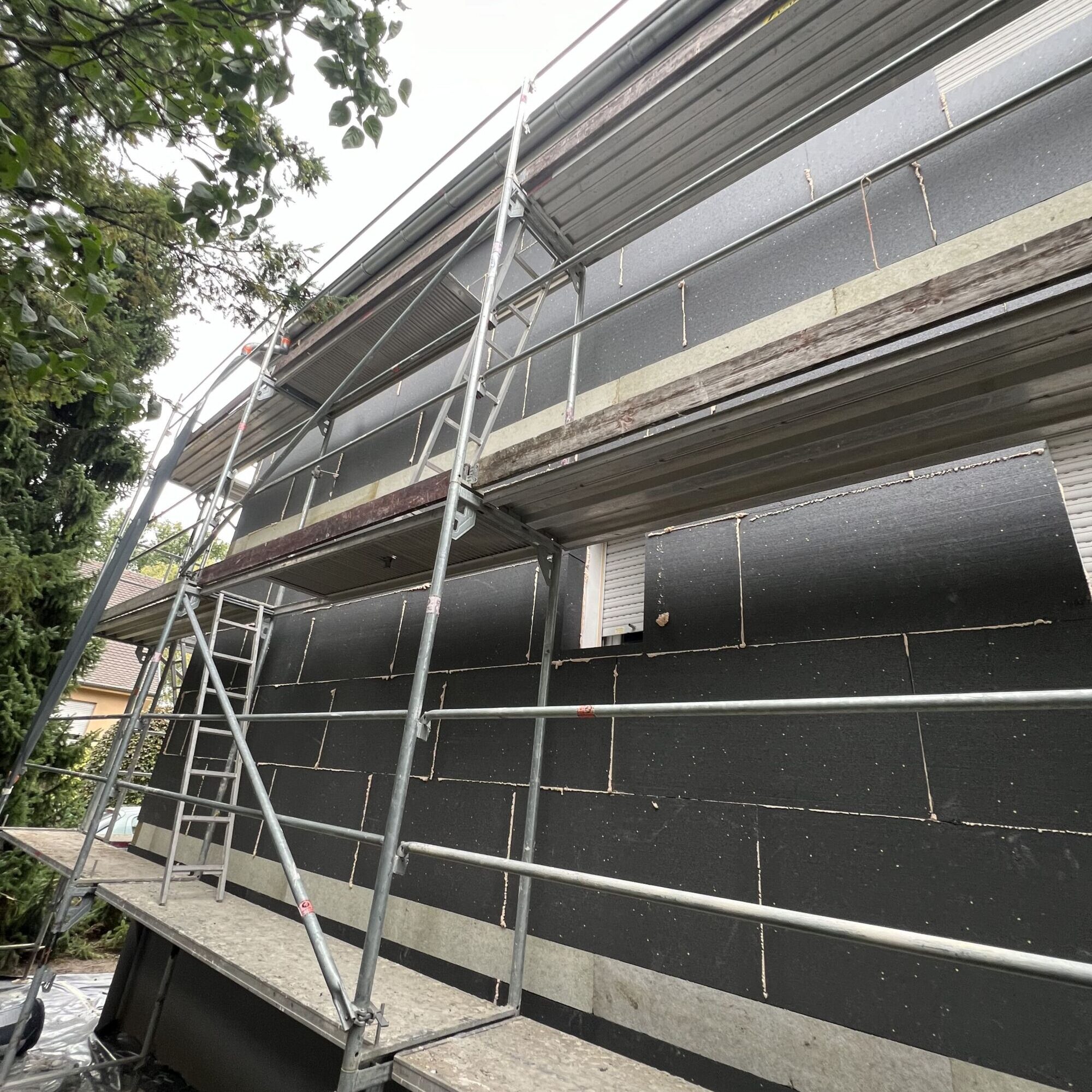 Pourquoi privilégier un échafaudage roulant pour les travaux sur de grandes surfaces ? Wissembourg