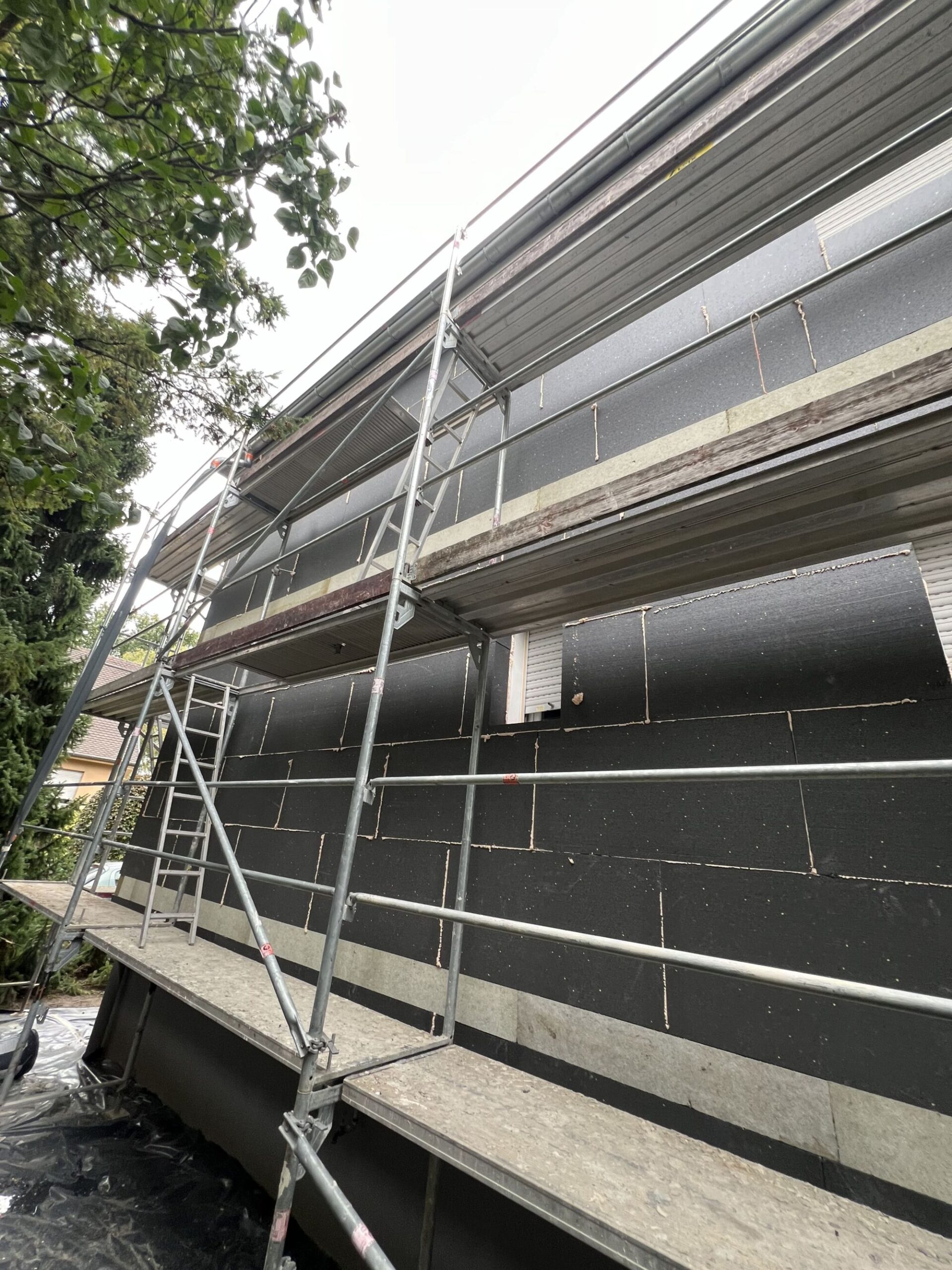 Pourquoi privilégier un échafaudage roulant pour les travaux sur de grandes surfaces ? Wissembourg