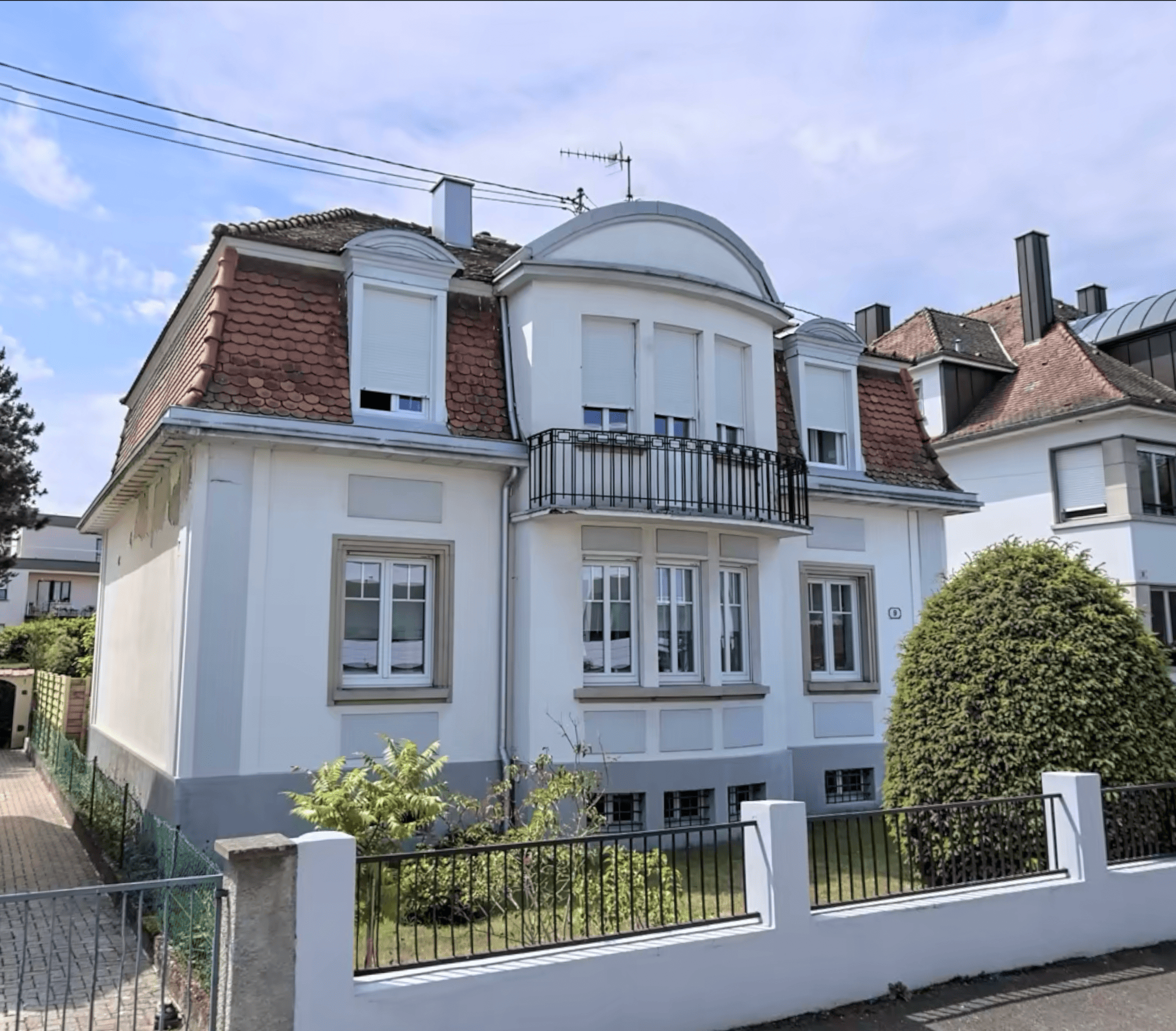 Ravalement de Façade d’une Maison de Maître à Haguenau (proche de Brumath) : Une Prestation Haut de Gamme par Crépi Style Saverne 1