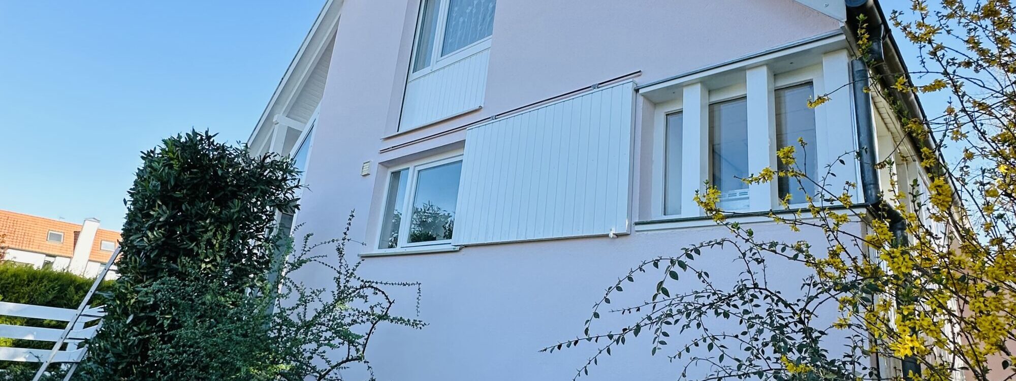 Rafraîchissement Complet d’une Façade à Stutzheim-Offenheim (proche de Strasbourg): Bois, Ferronneries et Peinture Auto-nettoyante Schiltigheim