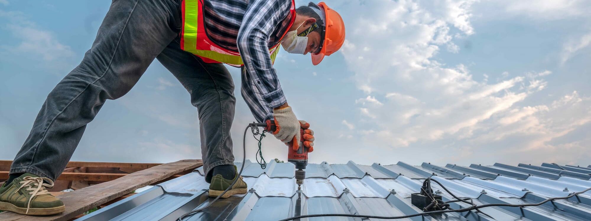 Zinc naturel, t&ocirc;le laqu&eacute;e ou aluminium : quel mat&eacute;riau choisir pour une toiture durable et esth&eacute;tique ? Ostwald