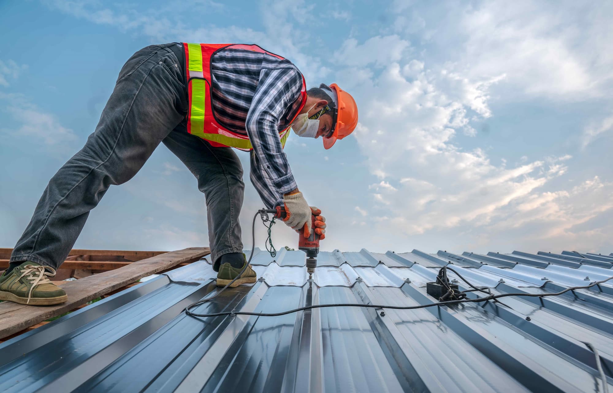 Zinc naturel, t&ocirc;le laqu&eacute;e ou aluminium : quel mat&eacute;riau choisir pour une toiture durable et esth&eacute;tique ? Ostwald