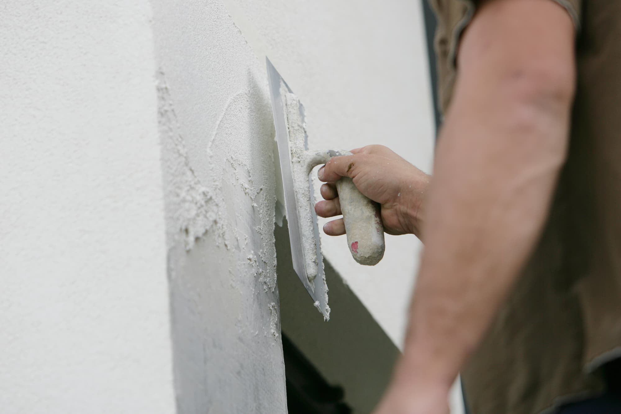 Cr&eacute;pi monocouche, enduit min&eacute;ral ou RPE : quelle finition pour une fa&ccedil;ade expos&eacute;e &agrave; la pollution ? Bischheim